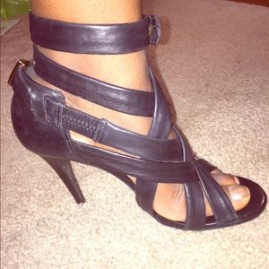 ✨Tory Burch wrap up heels.