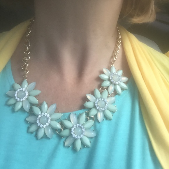 SOLD🌸🌸Vintage style flower necklace - Picture 2 of 2