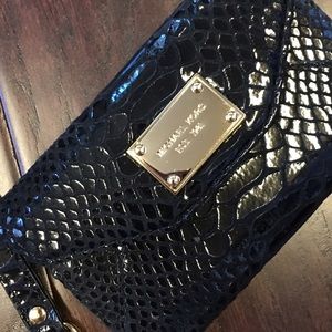 Michael Kors iphone5 wristlet