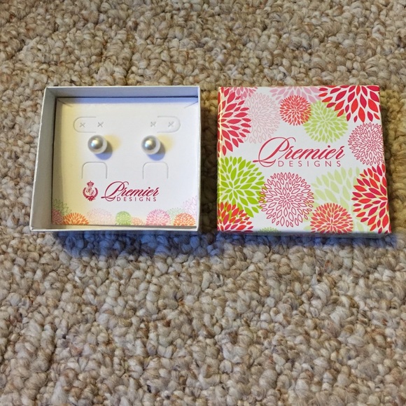 Premier Designs Faux Pearl Earrings