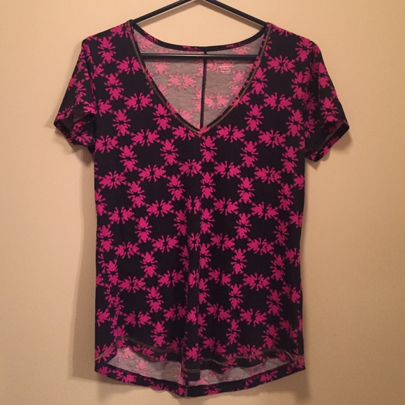 Lilly Pulitzer V-Neck T-Shirt Size Large