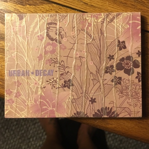 Urban decay eye shadow palette. - Picture 3 of 3