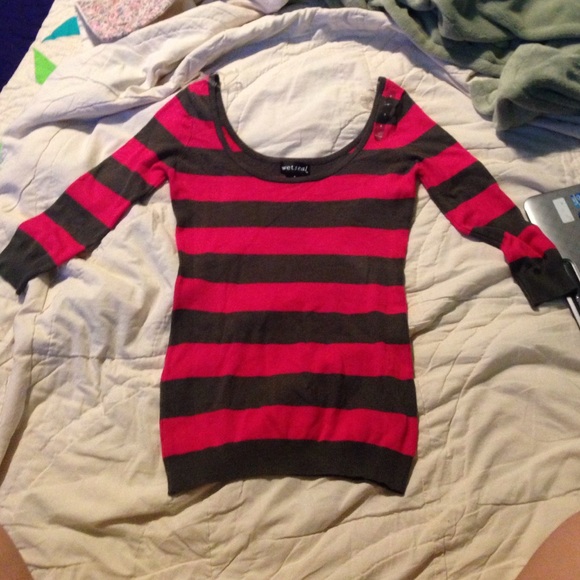 Wet seal sweater