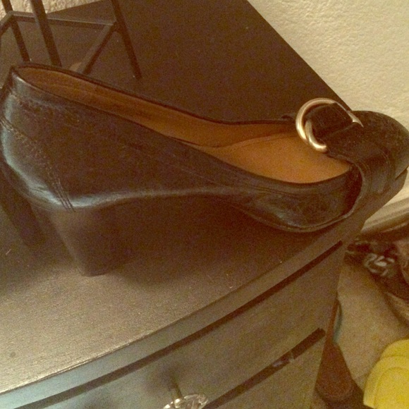 Buckle pumps