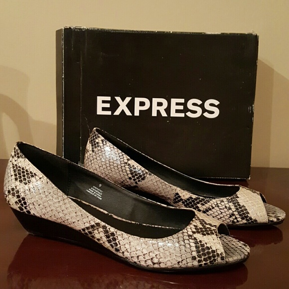 EXPRESS open toe low wedges - Picture 2 of 4