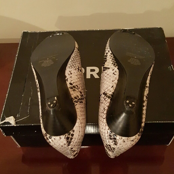 EXPRESS open toe low wedges - Picture 4 of 4