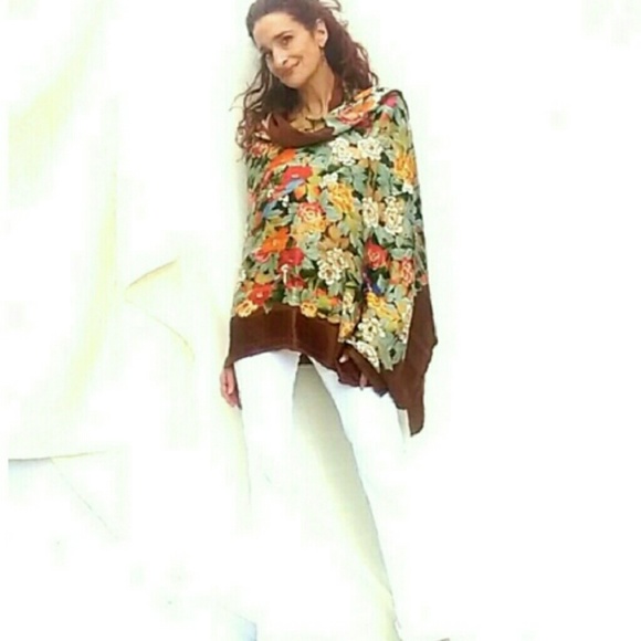 ❌Vintage Nina Ricci HUGE Beautiful Silk Wrap❌ - Picture 2 of 4