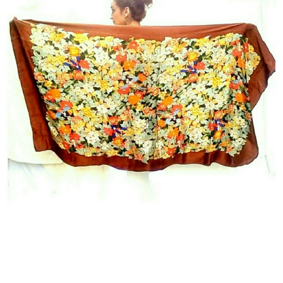 ❌Vintage Nina Ricci HUGE Beautiful Silk Wrap❌ - Picture 3 of 4