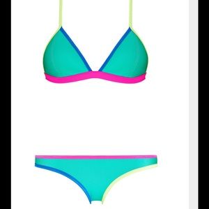 Triangl look alike green bikini