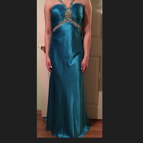 Very elegant with TONS of beads on the back - Picture 1 of 3