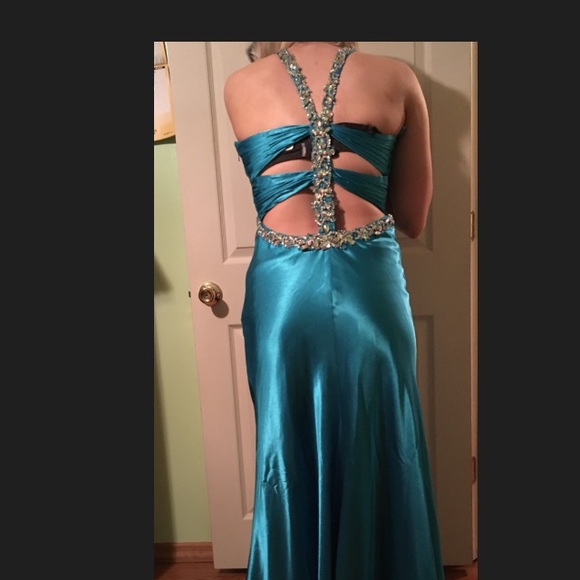 Very elegant with TONS of beads on the back - Picture 2 of 3