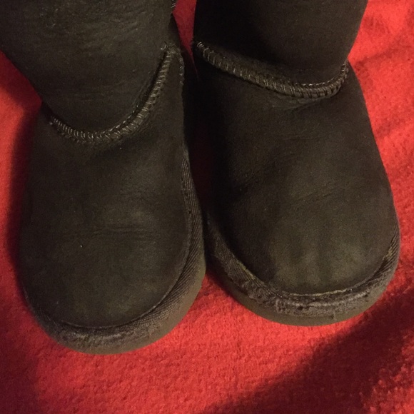 •Sold on Ⓜ️• UGG boots toddler size 8 - Picture 2 of 4