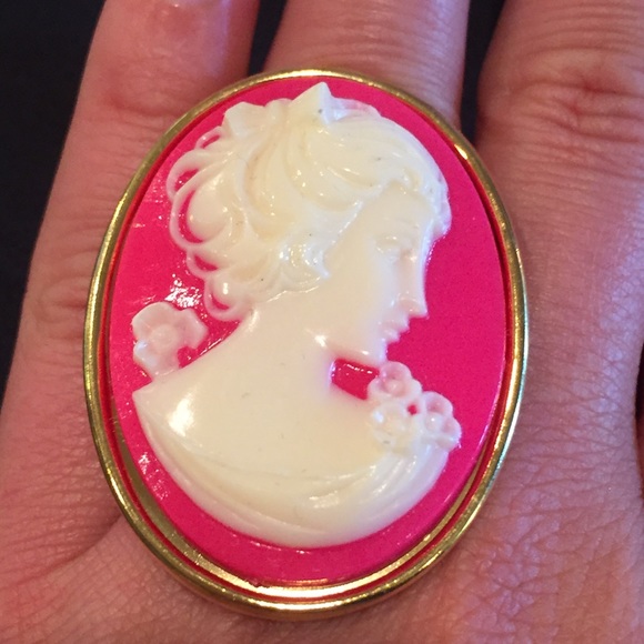 Tarina Tarantino Cameo Ring 🔥Hot Pink🔥