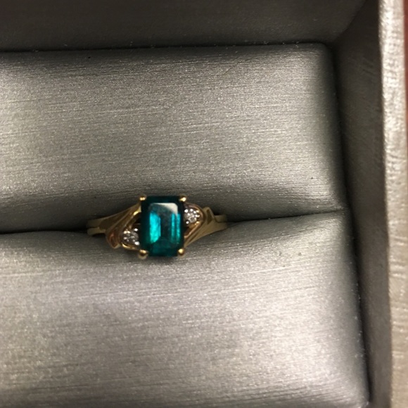 14k yellow gold 1 carat genuine emerald ring - Picture 2 of 2