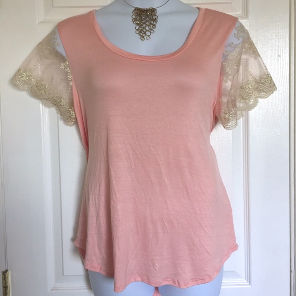 π₯LAST CHANCE Lace sleeved hi-lo t-shirt - Picture 2 of 3