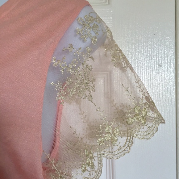 π₯LAST CHANCE Lace sleeved hi-lo t-shirt - Picture 3 of 3