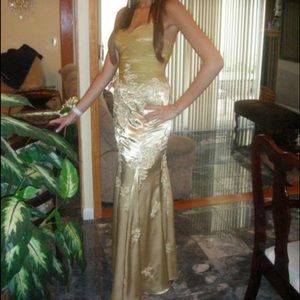 Beautiful gold dress! Perfect for prom!