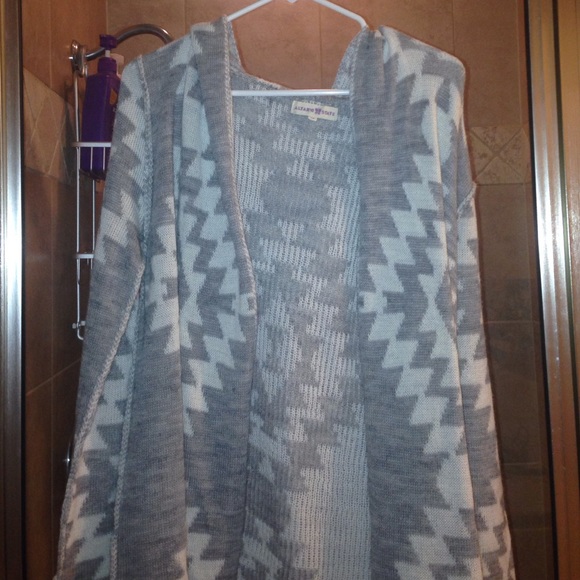 Aztec gray sweater altar'd state M