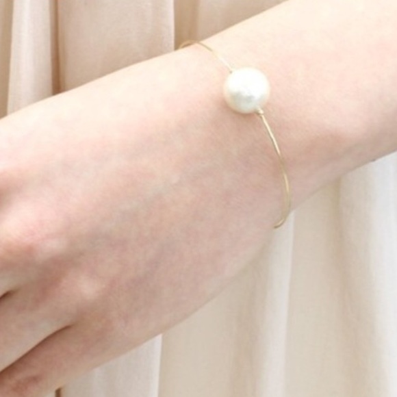 #closetcrush Jewelry - Pearl bracelet 2 hr sale
