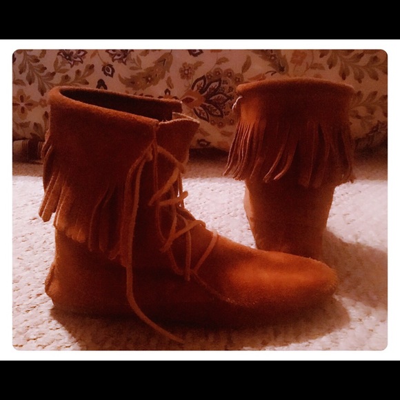 Minnetonka boots- Like new! Great Condition!
