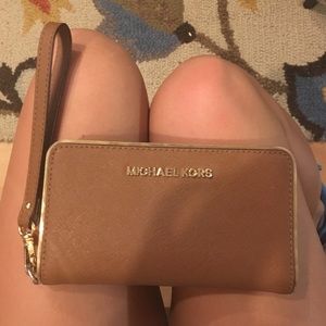 Michael Kors wristlet😍