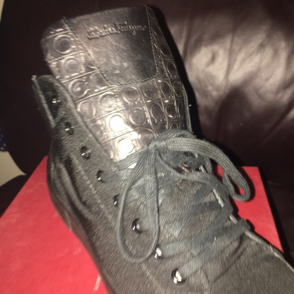 Salvatore Ferragamo on hold - Picture 2 of 4