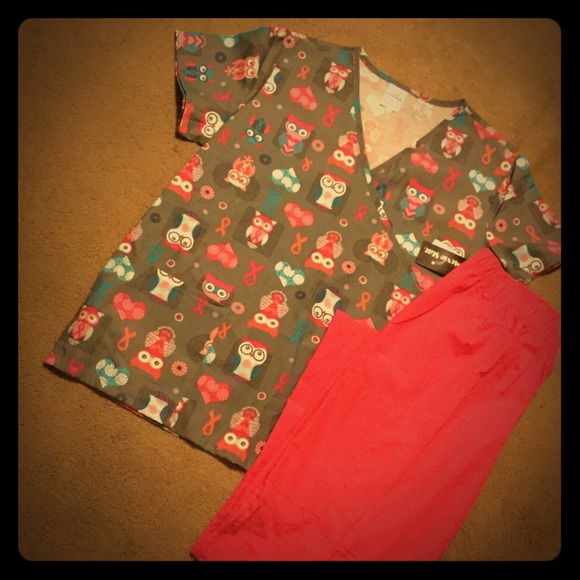 One Hour only!! Med Sz Owl Design Scrub Set/NWT!