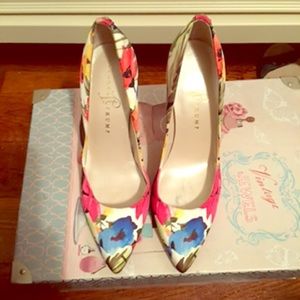 Available 👠colorful pointing floral shoe
