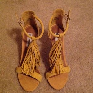 STEVE MADDEN YELLOW HEELS