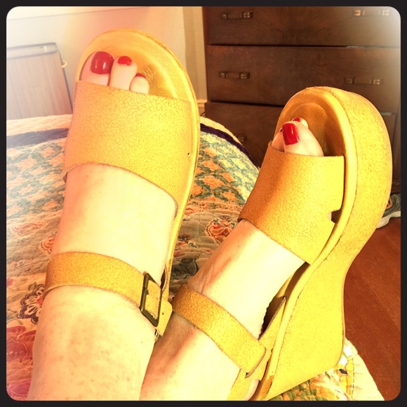 Adorable Gee WaWa Bobby yellow suede wedges size 9