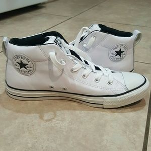 !LIKE NEW! Size 9 Leather Converse