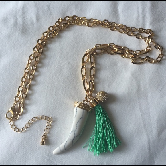 NWOT Horn & Tassel Charm Necklace - Picture 3 of 4