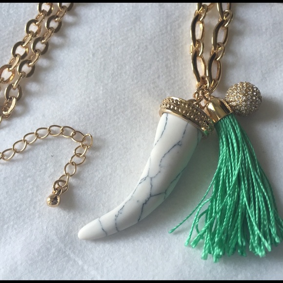 NWOT Horn & Tassel Charm Necklace - Picture 4 of 4