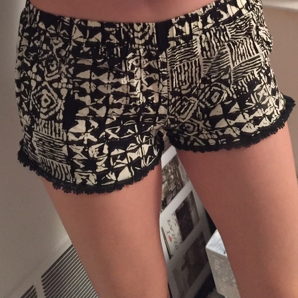 URBAN OUTFITTER TRIBAL PRINT SHORTS WITH TRIM. - Picture 2 of 3
