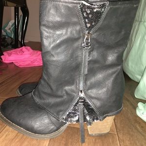 FLASH SALE! Must go!!!✨✨✨Black sequin detail boot