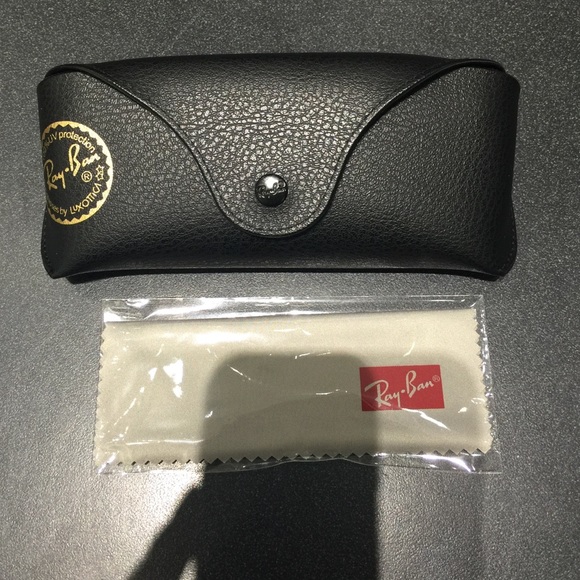 🌟SALE🌟Black ray ban case Authentic