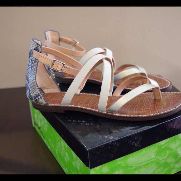 New with box. Neutral sandal. Perfect condition.