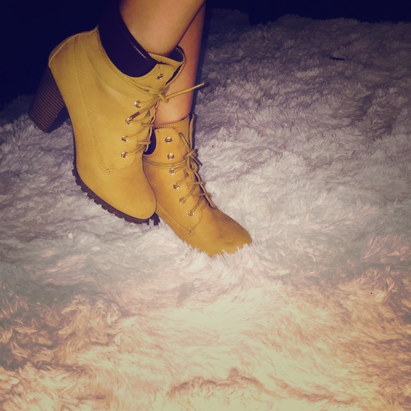 Cute booties used only 1 time😍they are beautiful