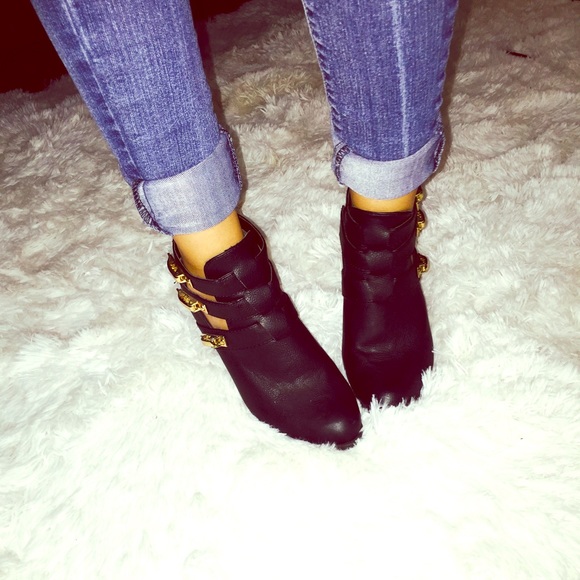 Really cute black booties 😍😍 used 1 time