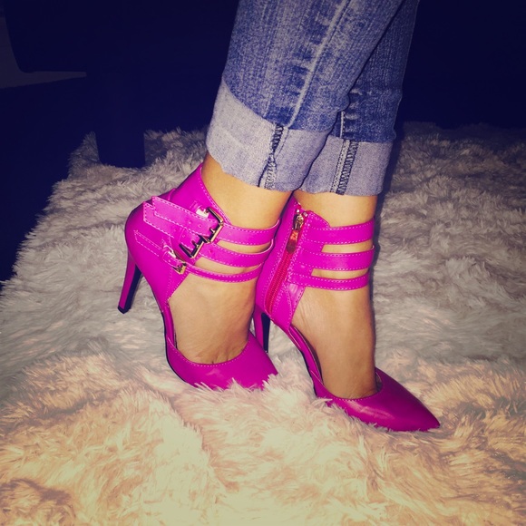 Adorable heels 😊 used 3 times for an event 😍