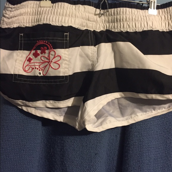 Black/white short shorts