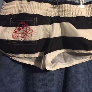 Black/white short shorts