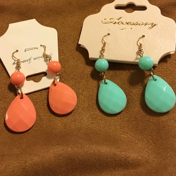 6 Pairs of earrings! 💕💚💕 must have!!! Only $6 - Picture 2 of 3