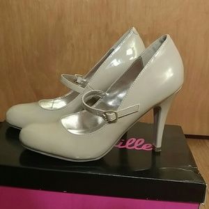 Betseyville Cream Wedges