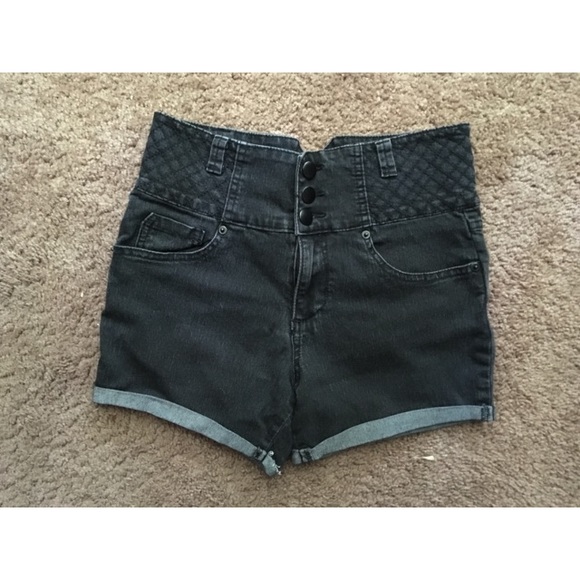 SOLD🔴🌸FREE WITH ANY PURCHASE High waisted shorts