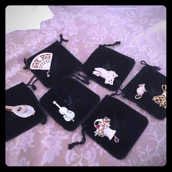 Swan logo signed Swarovski pins - Picture 1 of 4