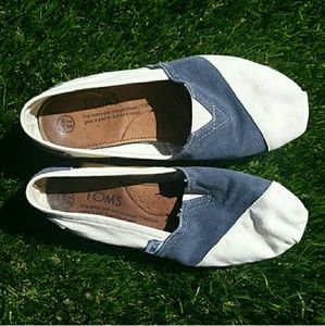 Navy and White TOMS 7.5