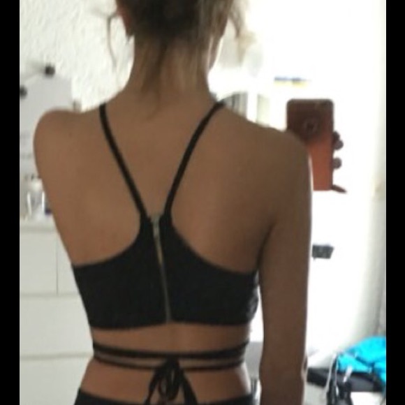 ✌🏿️BOHO BLACK STRAPPY CROP TOP WITH ZIP UP BACK! - Picture 4 of 4