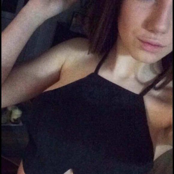 ✌🏿️BOHO BLACK STRAPPY CROP TOP WITH ZIP UP BACK! - Picture 3 of 4