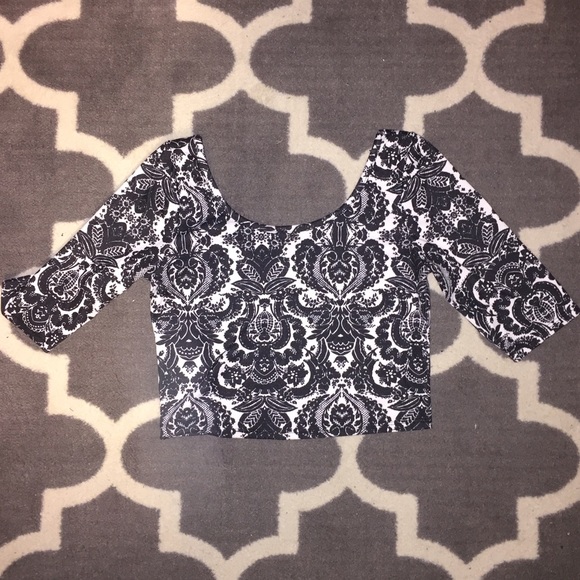 Black&white ornate patterned crop top - Picture 1 of 3